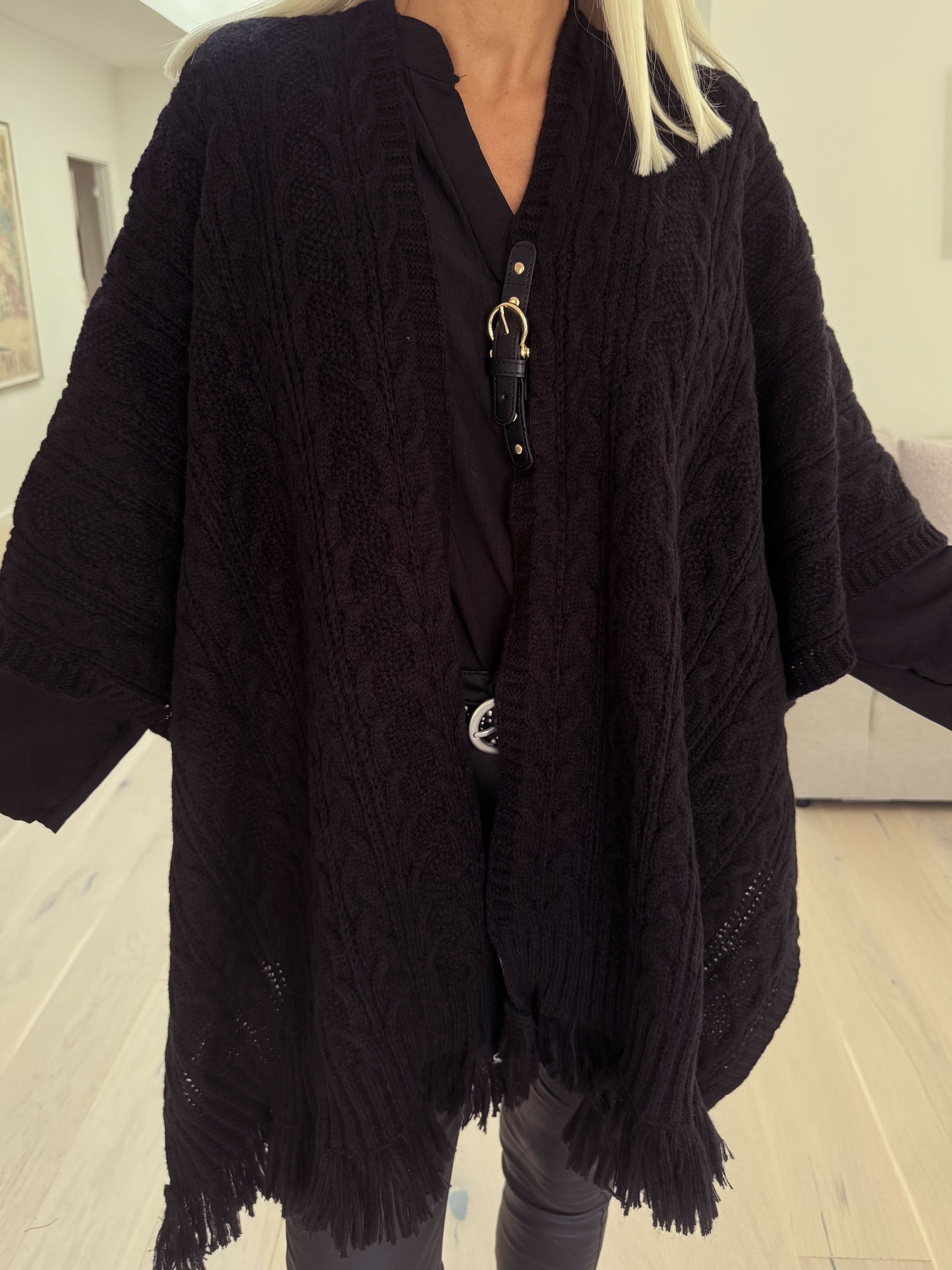 Elianna - Mjuk stickad poncho med ull och fransar
